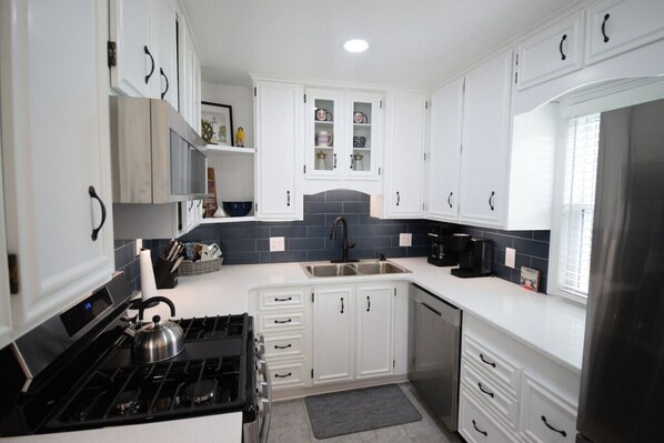 冰箱、微波炉、烤箱、炉灶