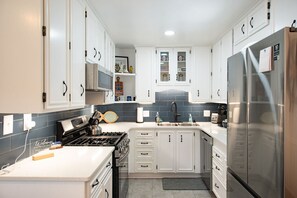 Geladeira, micro-ondas, fogão, cooktop