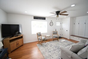 TV - NickelPlate Beach House w Street Legal Golf Cart (Huron)