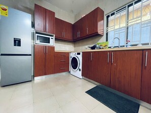 Kühlschrank, Mikrowelle, Ofen, Wasserkocher mit Kaffee-/Teezubehör