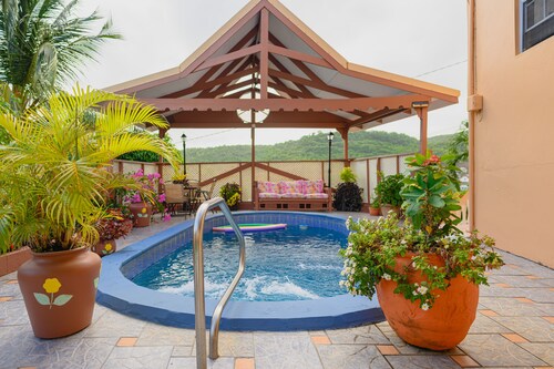 Poolside apartment near beaches Apt. A 2bed 1 bath