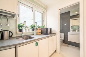 Een koelkast, een microgolfoven, een oven