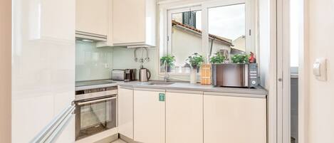 Frigorífico, microondas, horno y cafetera o tetera