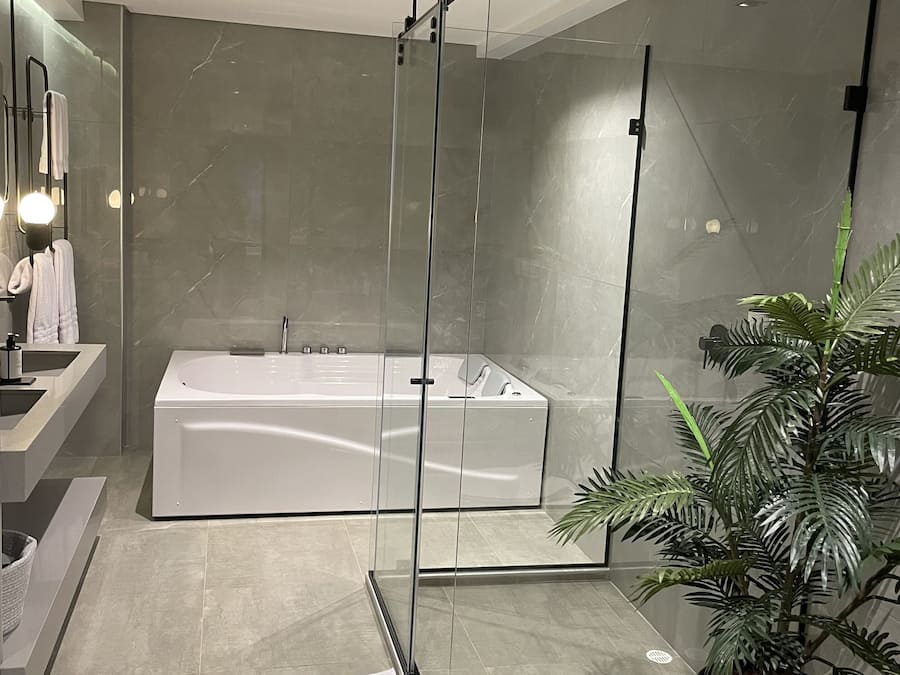 Designertoalettartikler, hårføner, håndklær og såpe