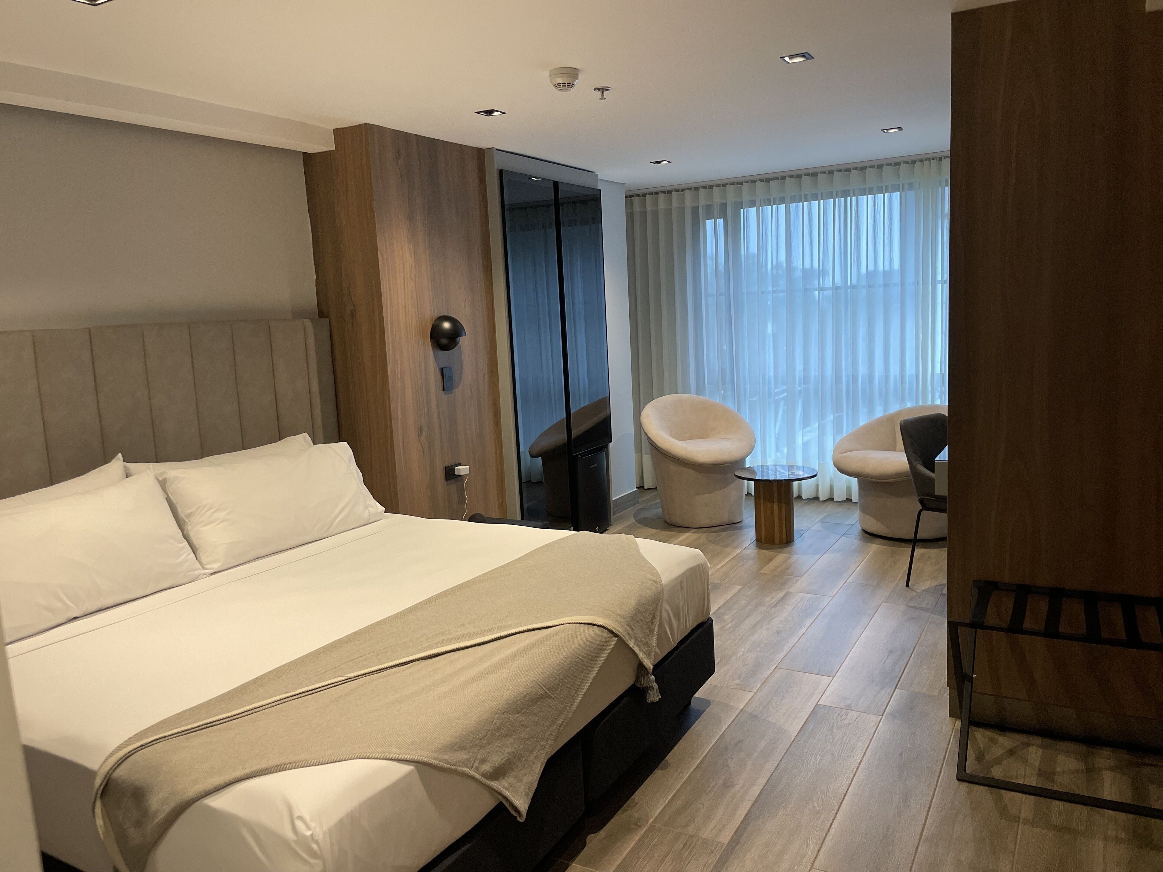 Minibar y caja de seguridad en la habitación 