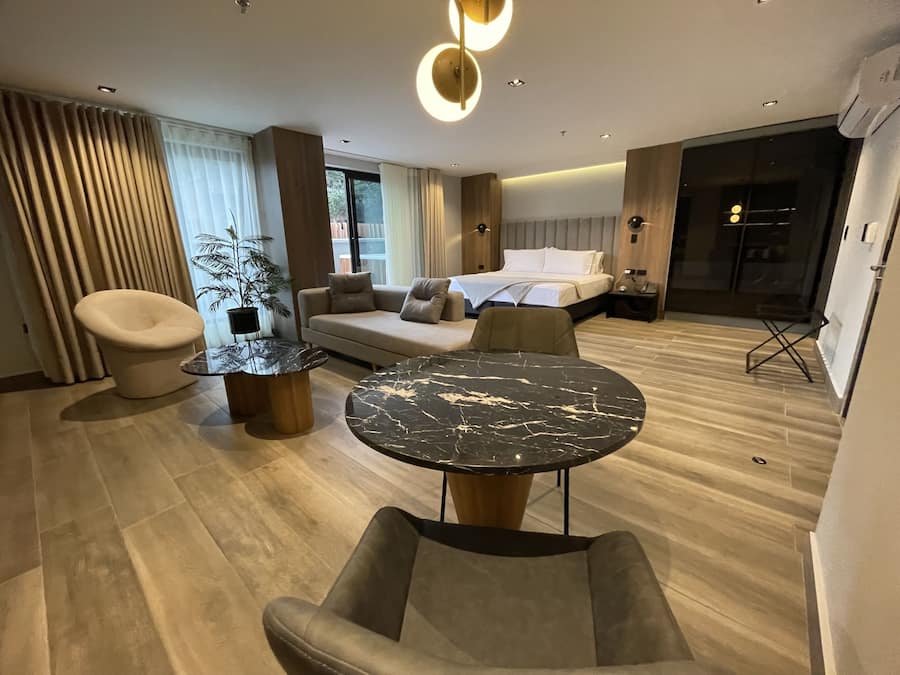 Selis Luxury | Minibar, két bảo mật tại phòng, khu vực làm việc phù hợp cho laptop