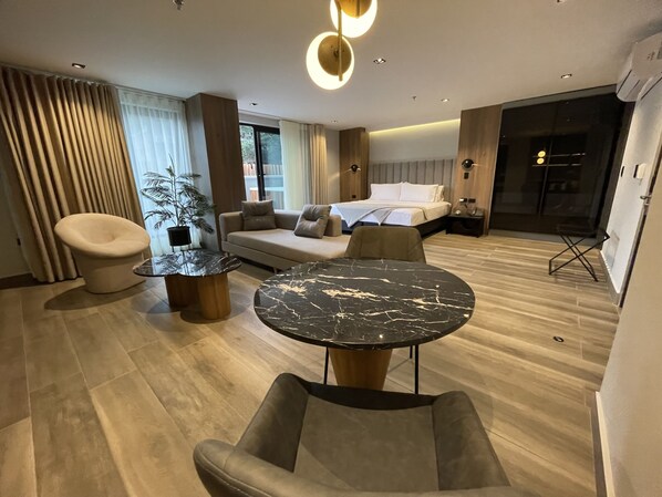 Selis Luxury | Minibar, caja fuerte, espacio para trabajar con un portátil