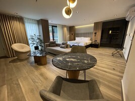 Selis Luxury | Míníbar, öryggishólf í herbergi, vinnuaðstaða fyrir fartölvur