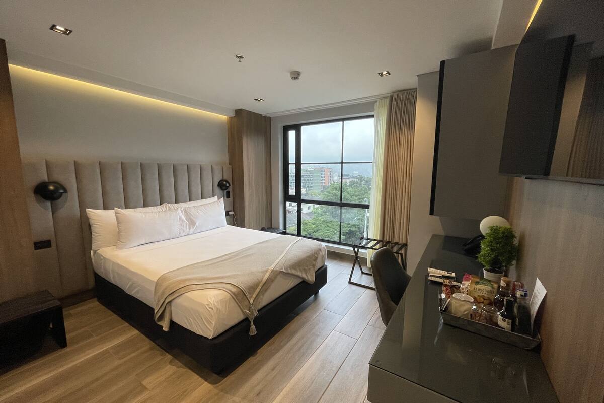 Minibar y caja de seguridad en la habitación