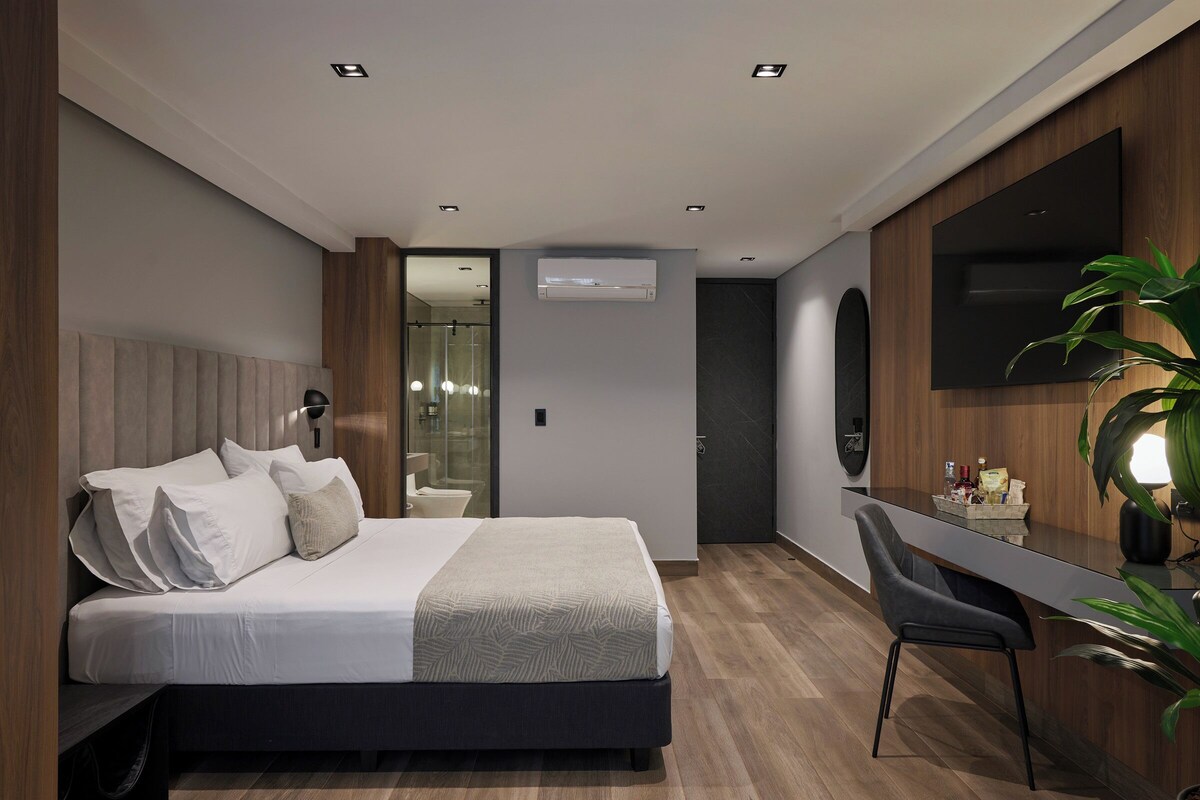 Minibar, in-room safe, laptop workspace, blackout curtains