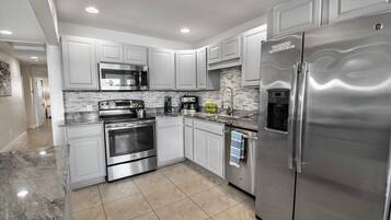 Condo có tầm nhìn toàn cảnh, 3 phòng ngủ, quang cảnh cảng, nổi | Bếp riêng | Tủ lạnh, lò vi sóng, lò nướng, bếp nấu