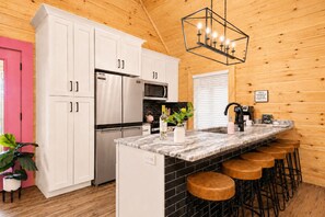 Coffee/tea maker, fridge, microwave, oven - Dolly Cabin, 8 Min to Dollywood, Hot Tub, Karaoke (Sevierville)