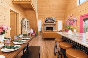 Dining - Dolly Cabin, 8 Min to Dollywood, Hot Tub, Karaoke (Sevierville)