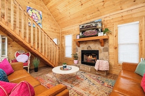 Smart TV, fireplace, ping pong, books - Dolly Cabin, 8 Min to Dollywood, Hot Tub, Karaoke (Sevierville)