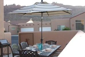 Outdoor dining - Beautiful Townhome Near Arches National Park (Moab)