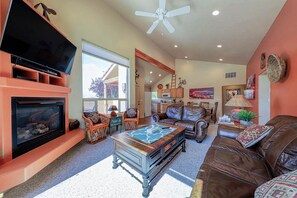 TV, fireplace - Beautiful Townhome Near Arches National Park (Moab)