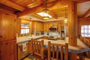 Fridge, microwave, stovetop, dishwasher - Rustic Gotham Bay Cabin on Lake Coeur d'Alene (Harrison)