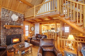 TV, fireplace, DVD player, books - Rustic Gotham Bay Cabin on Lake Coeur d'Alene (Harrison)