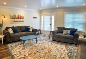 Una televisión, un futbolín