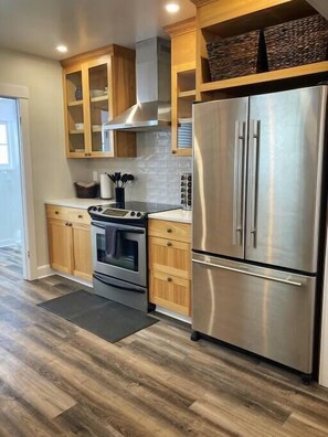 Een koelkast, een microgolfoven, een oven, een kookplaat