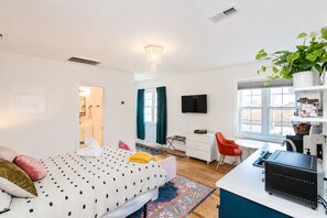 Iron/ironing board, free WiFi, bed sheets - Private, Charming Sylvan Park Guest Suite with Parking (Nashville)