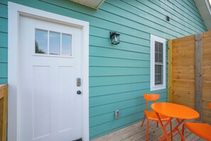 Outdoor dining - Private, Charming Sylvan Park Guest Suite with Parking (Nashville)
