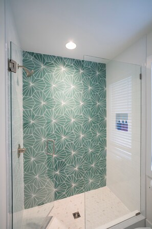 Shower, hair dryer, towels, soap - Private, Charming Sylvan Park Guest Suite with Parking (Nashville)