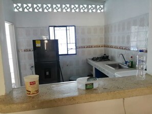 Kühlschrank, Geschirrspüler, Kochgeschirr/Geschirr/Besteck, Esstisch