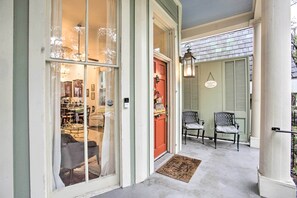 Outdoor dining - Perfect Location: Inviting Uptown New Orleans Apt! (New Orleans)