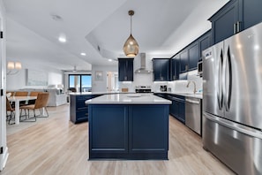 冰箱、微波炉、烤箱、炉灶