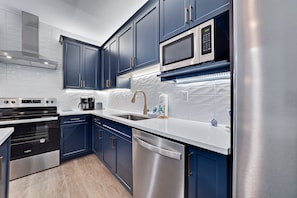 冰箱、微波炉、烤箱、炉灶