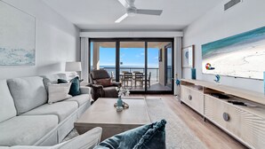 Een moderne woonkamer met een bank, salontafel en tv-meubel.
