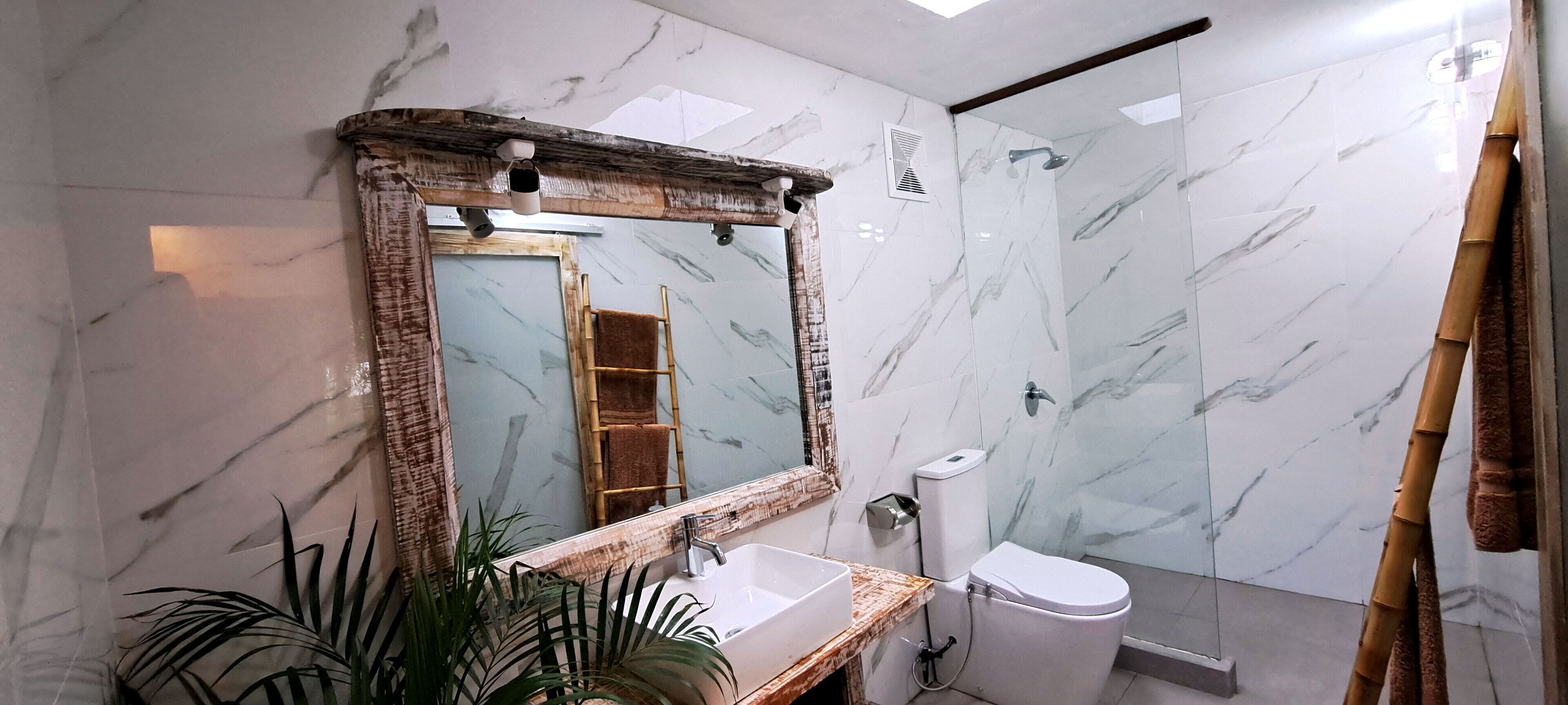 Deluxe Studio, 1 Katil Raja (King), Pool Access | Bilik Mandi | Pancuran mandi, hulu semburan mandi hujan, sabun, syampu 