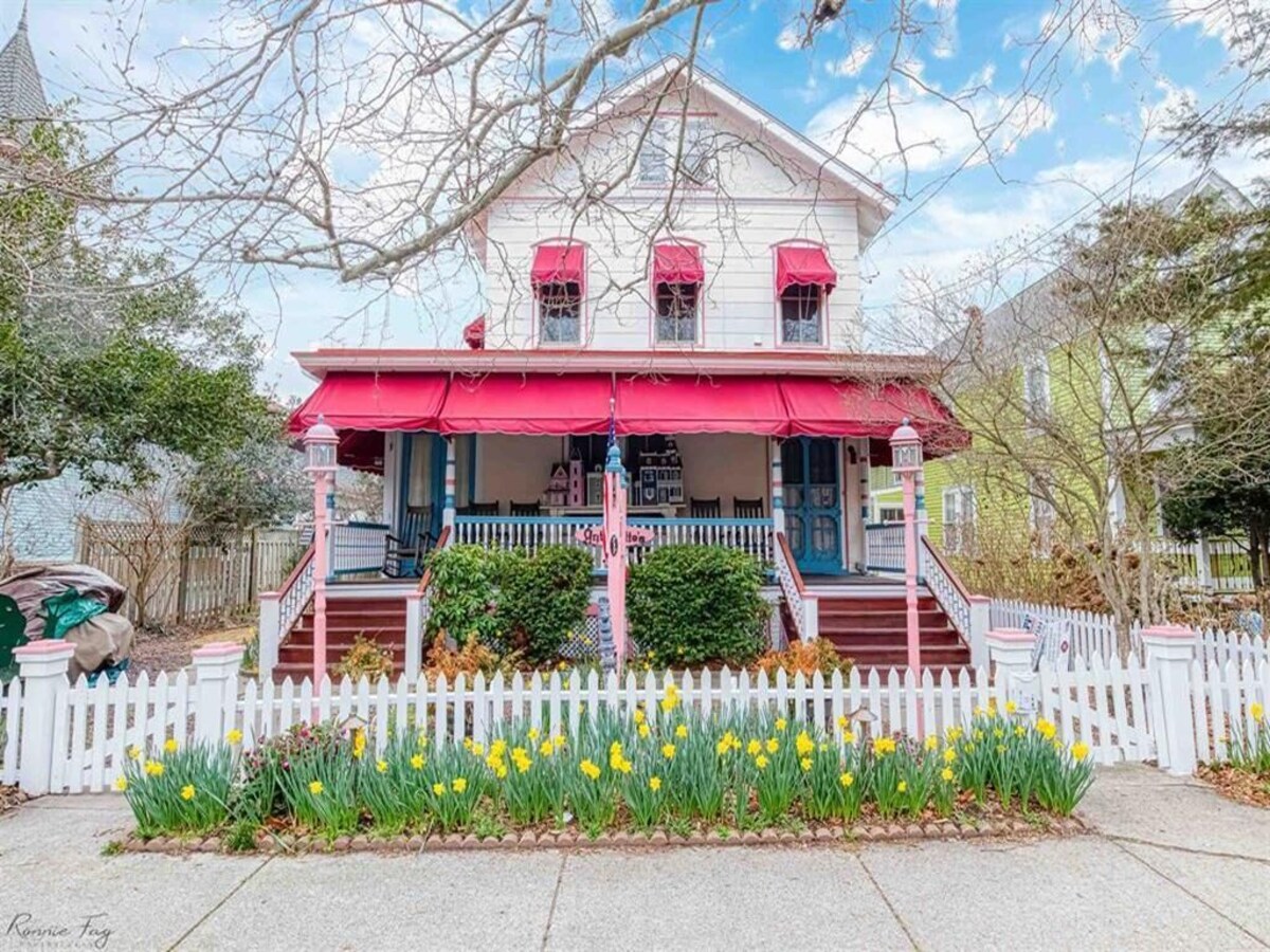 Newly Renovated - 9 Bedroom Rental - Sleeps 25