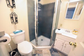 Shower, hair dryer, towels - Cozy Queen Suite with 2 person jetted tub (Estes Park)