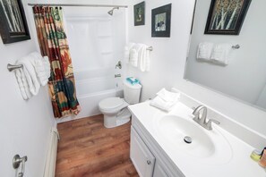 Combined shower/tub, towels