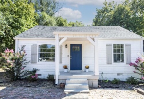 Newly renovated cottage home only 12 minutes from downtown Nashville!