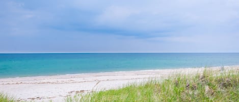 På stranden