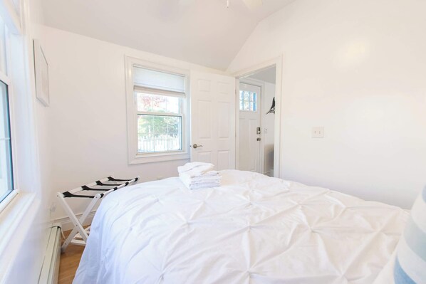 6 bedrooms, iron/ironing board, WiFi, bed sheets