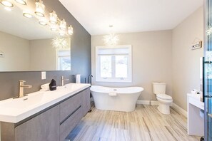 Shower, hair dryer, towels, shampoo - Stunningly Decorated Home with Hot Tub! (Yarmouth)