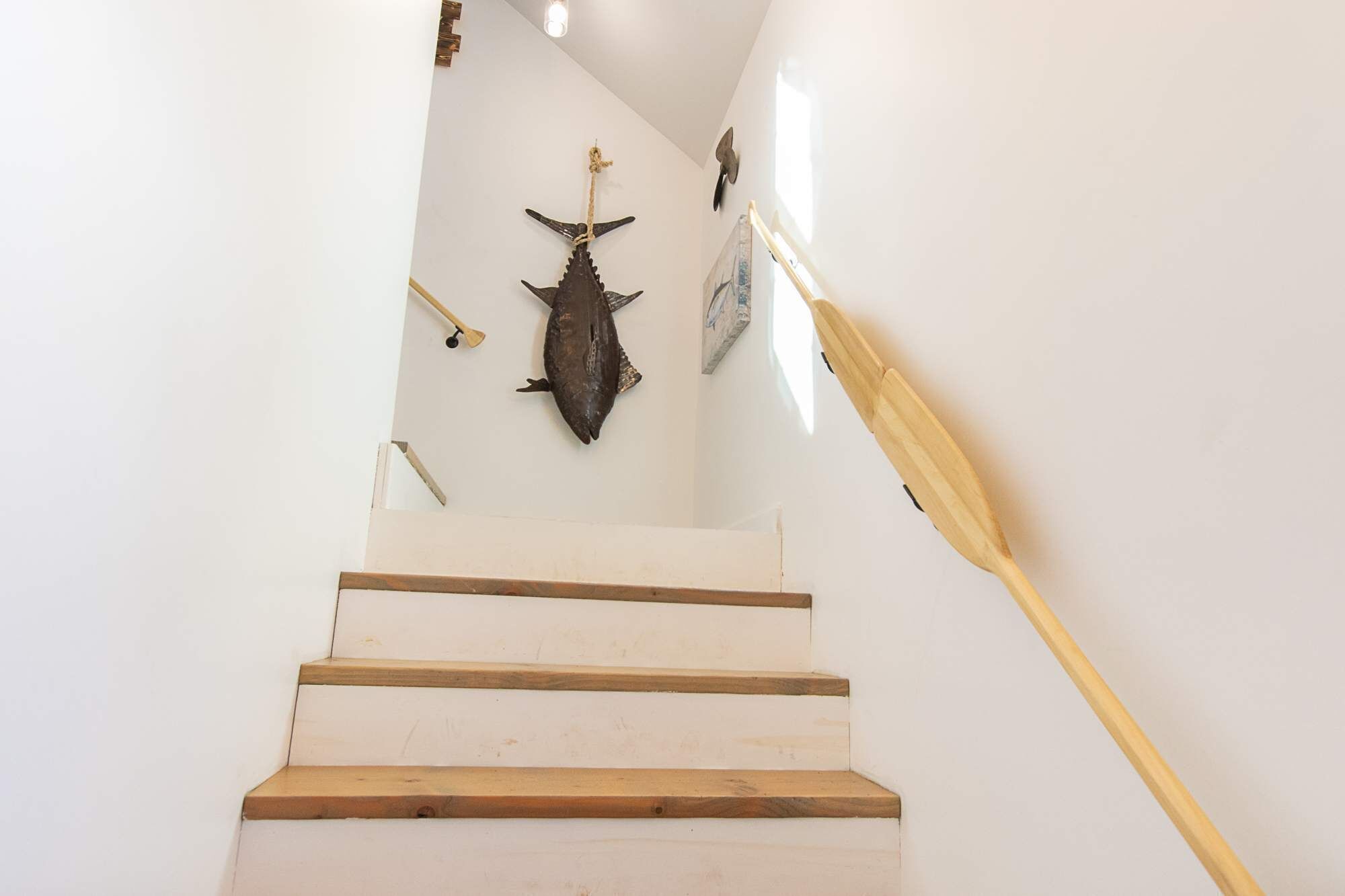 Una escalera con escalones y barandilla de madera.