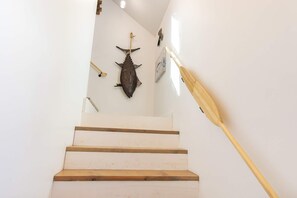 Un escalier avec des marches en bois et une rampe en bois.