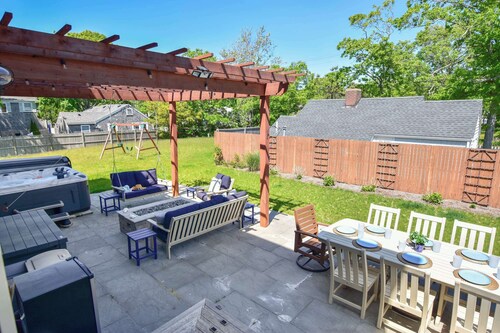 Stunningly Decorated Home with Hot Tub!