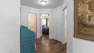 2 bedrooms, desk, iron/ironing board, WiFi