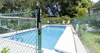 Easy walk 5 blocks to downtown dining & shopping. 2 BR, 2 Bath, POOL