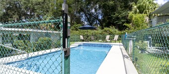 Easy walk 5 blocks to downtown dining & shopping. 2 BR, 2 Bath, POOL