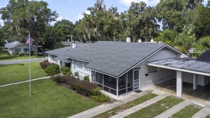 Exterior - Walk 5 blocks to downtown dining & shopping. 2 BR, 2 Bath (Mount Dora)