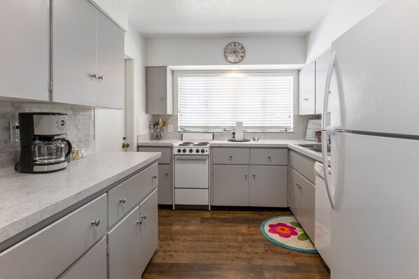 Fridge, microwave, oven, stovetop - Walk 5 blocks to downtown dining & shopping. 2 BR, 2 Bath (Mount Dora)