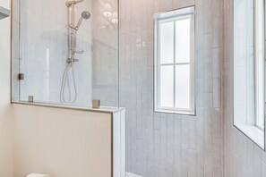 Shower, hair dryer, towels, shampoo - White Avenue Villa B - Private Pool - Cart Discount (Port Aransas)