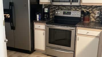 Een koelkast, een magnetron, een oven, een kookplaat